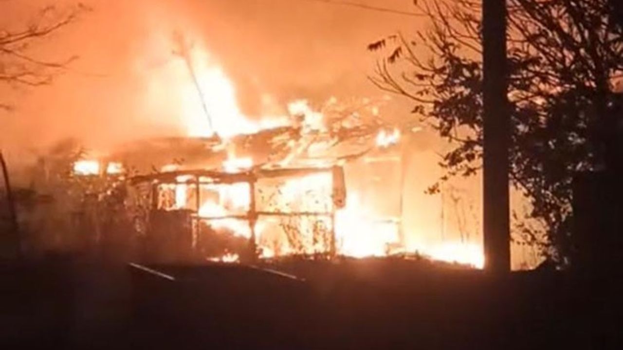 Tekirdağ Hayrabolu'da kullanılmayan iş yerinde çıkan yangın itfaiye müdahalesiyle söndürüldü