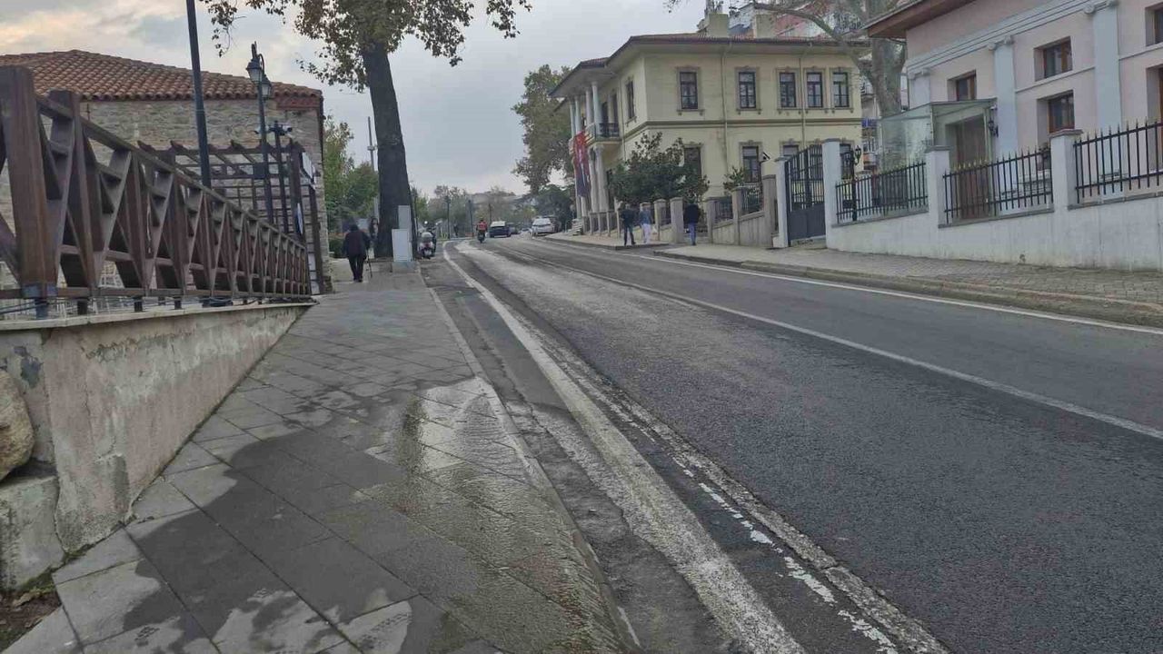 Tekirdağ Hükümet Caddesi'nde su patlağı: Tonlarca içme suyu 2 gündür caddeye akıyor