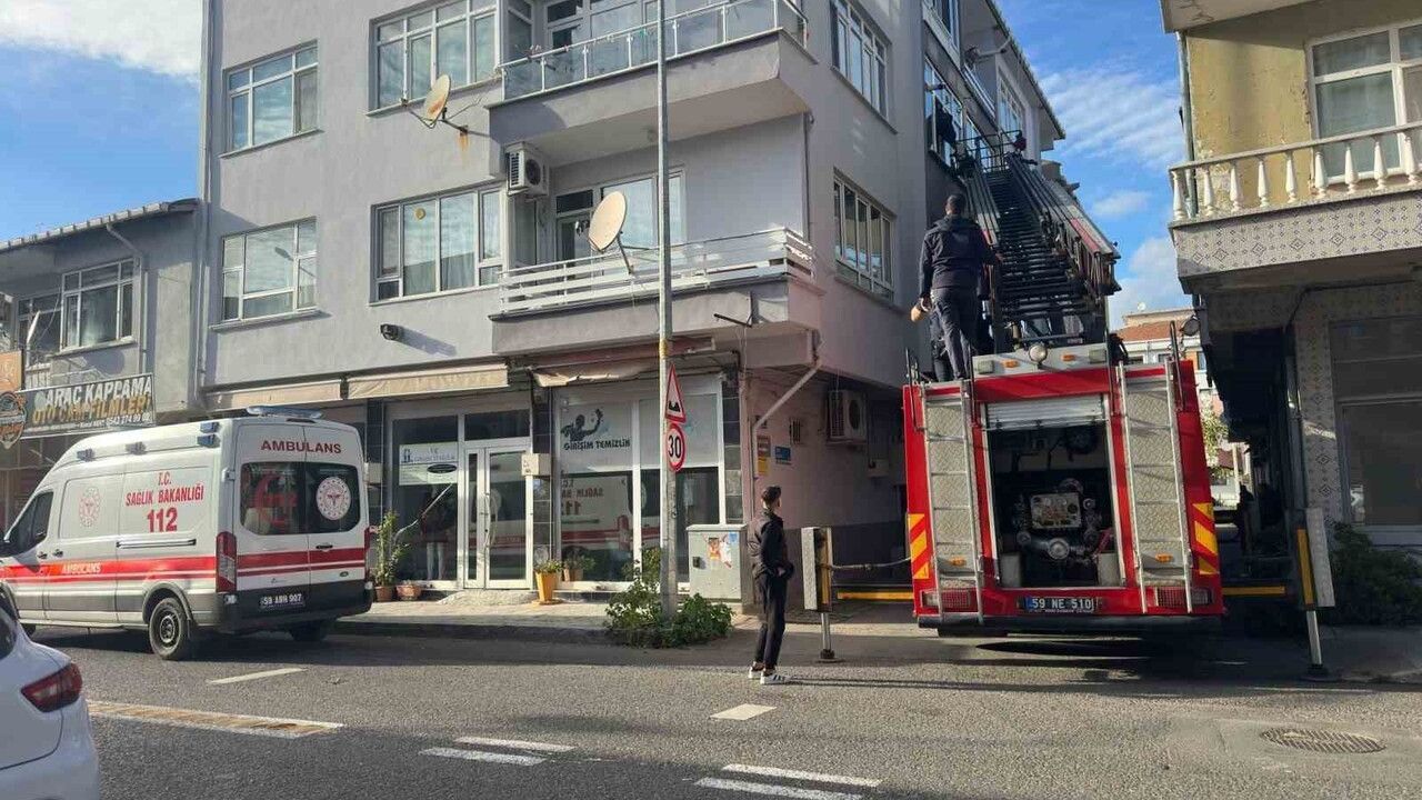 Tekirdağ Muratlı'da Açık Unutulan Ocak İhbarı: İtfaiye Pencereden Girerek Müdahale Etti