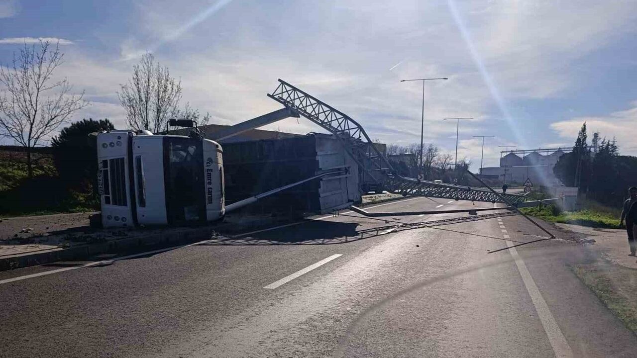 Tekirdağ Muratlı'da Kamyonun Açılan Damperi Kamera ve Aydınlatma Direklerini Yıktı, Araç Devrildi