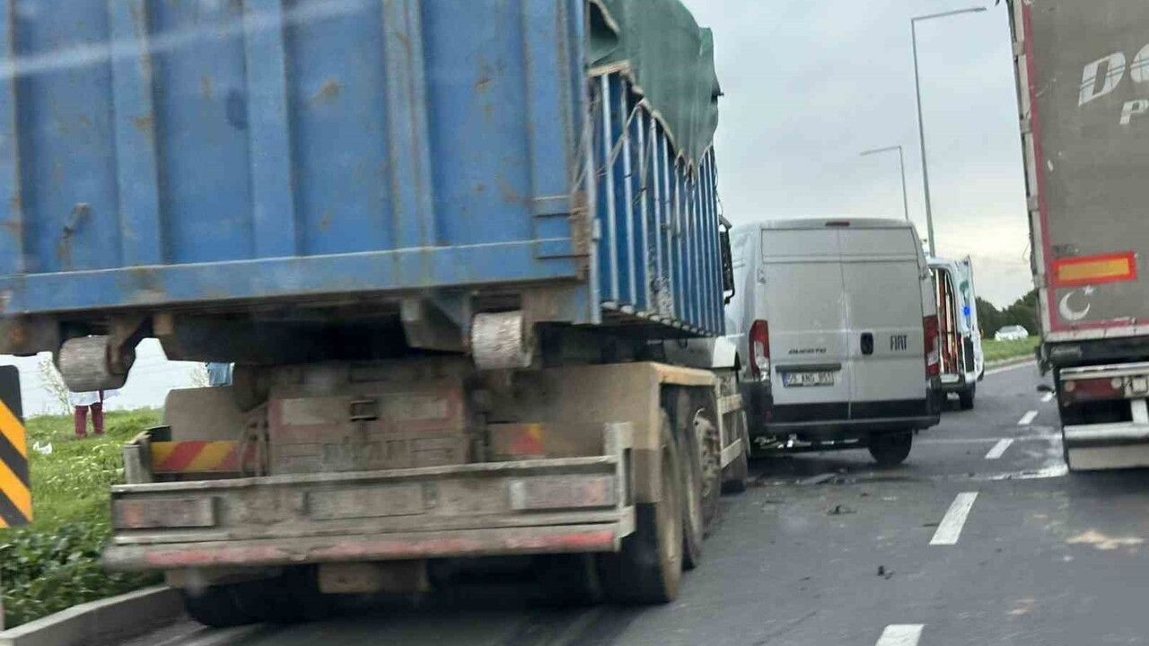Tekirdağ Muratlı'da ticari araç ile kamyon çarpıştı: 1 yaralı