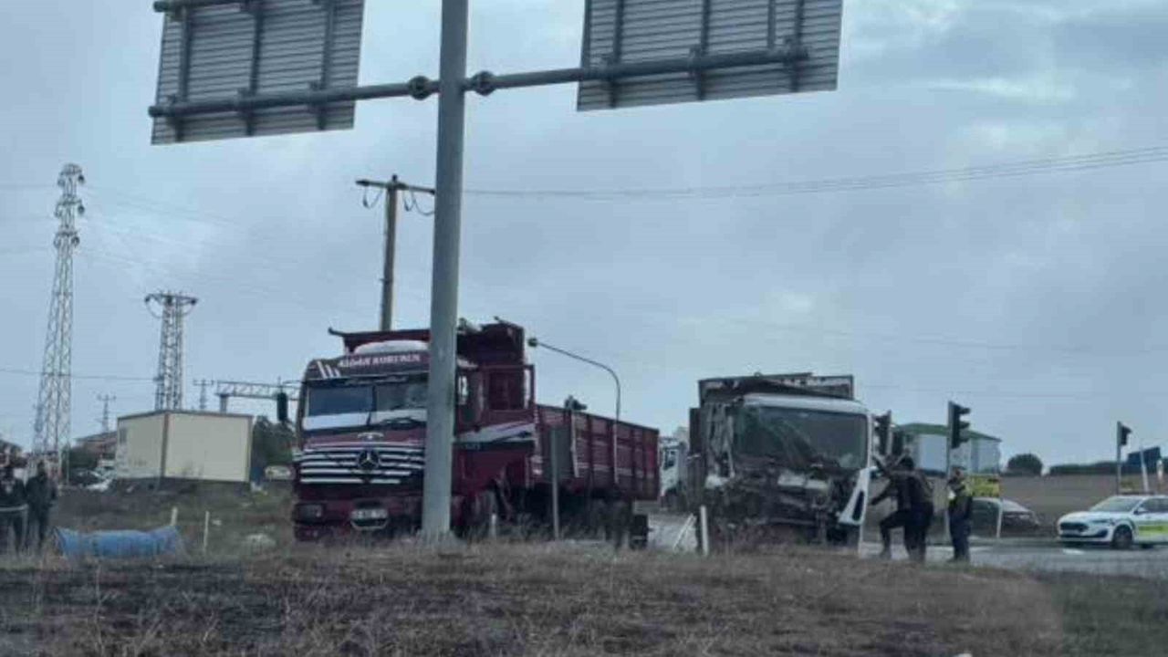 Tekirdağ Saray'da ışıklı kavşakta iki kamyon çarpıştı: İki sürücü yaralandı