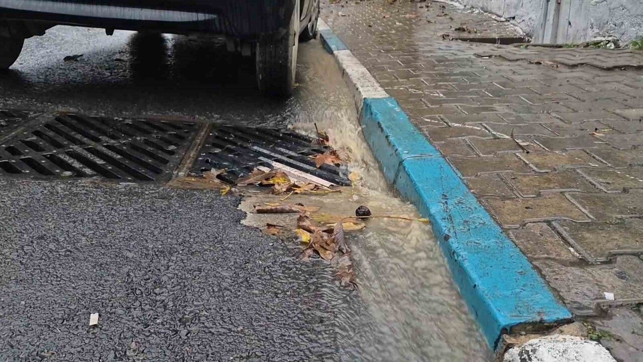 Tekirdağ Süleymanpaşa'da akşam sağanağı cadde ve sokakları etkiledi