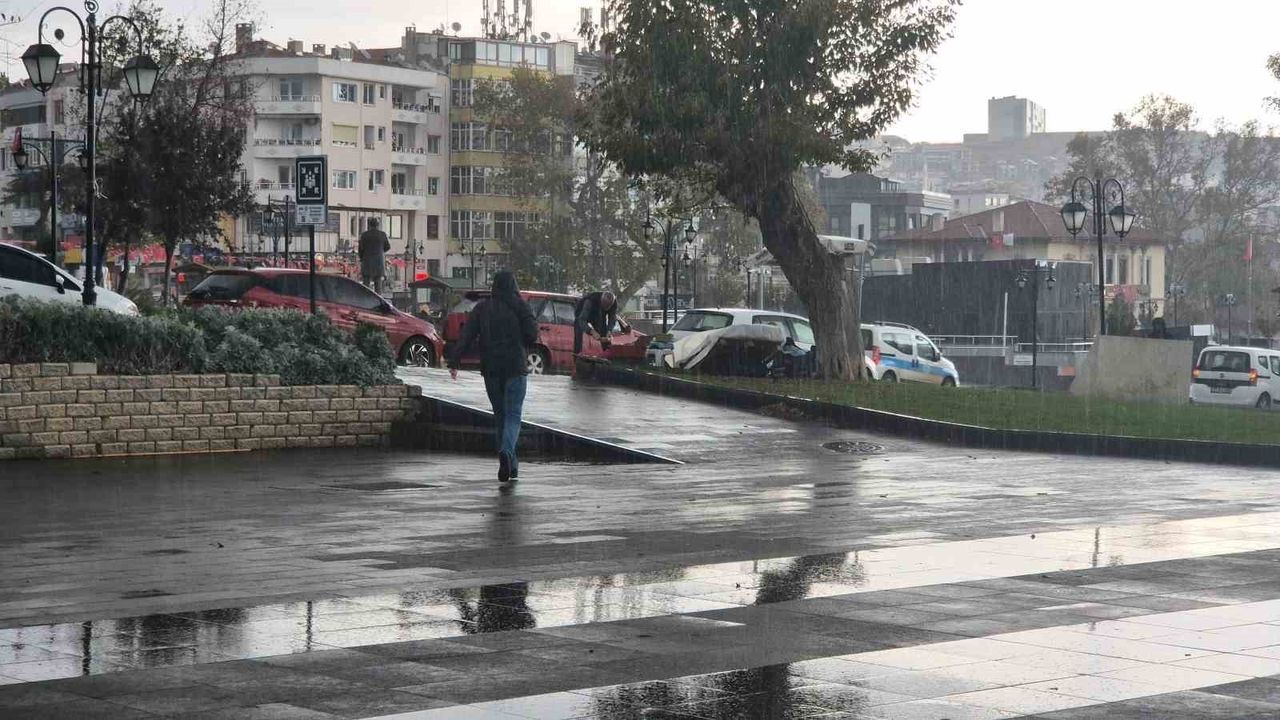 Tekirdağ Süleymanpaşa’da kuvvetli sağanak hayatı etkiledi