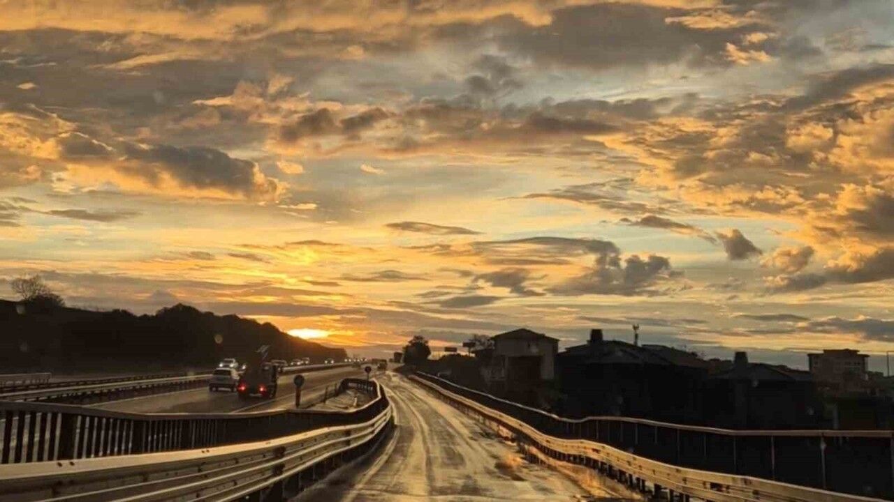 Tekirdağ Süleymanpaşa'da Sabahın İlk Işıkları Marmara'yı Altın Tonlara Bürüdü