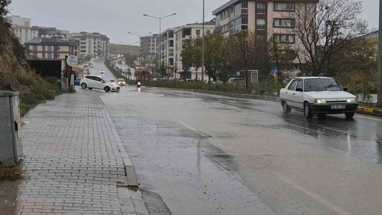 Tekirdağ Süleymanpaşa’da sağanak cadde ve sokakları dereye çevirdi