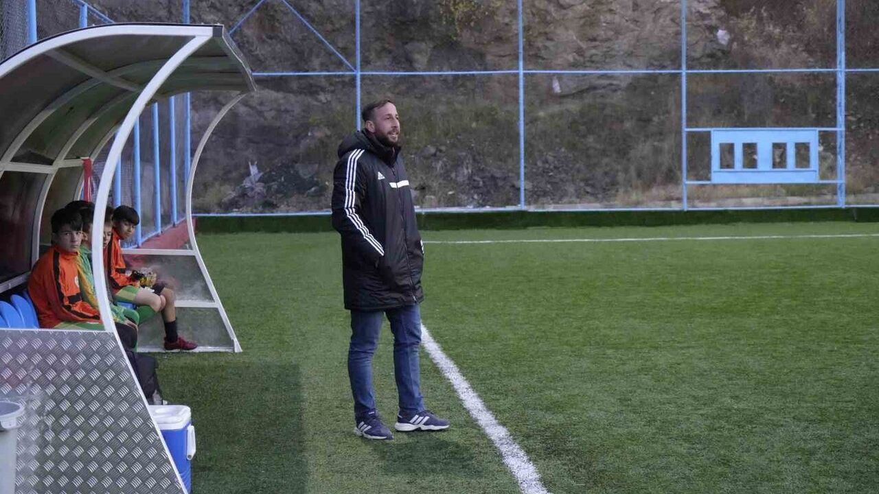 Tekkespor'da Ogün Alkan: Başkan, altyapı antrenörü ve A takım kalecisi olarak üç görev