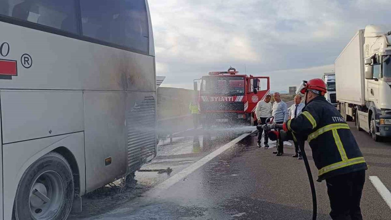 TEM Otoyolu Bolu geçişinde yolcu otobüsünün motor kısmında yangın