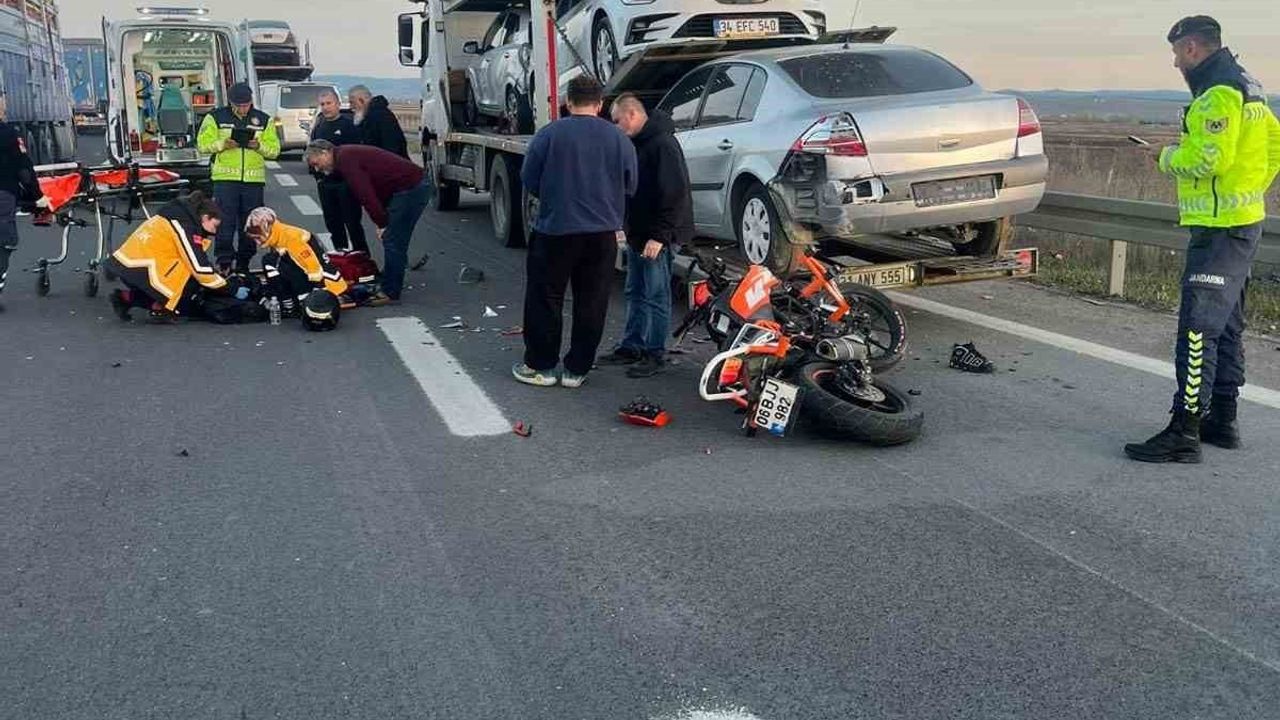 TEM Otoyolu'nda emniyet şeridinde duran tıra çarpan motosiklet sürücüsü yaralandı