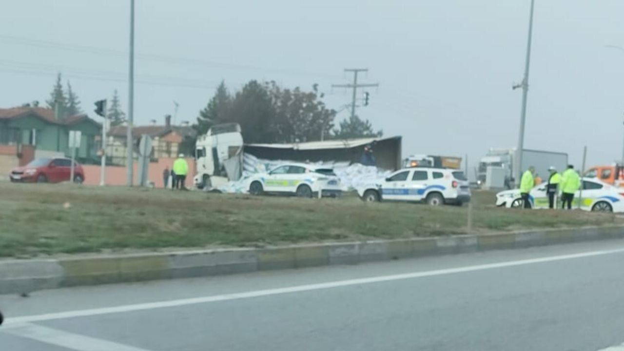 Tepebaşı’nda yan yatan tır Eskişehir-Bursa karayolunda trafiği olumsuz etkiledi