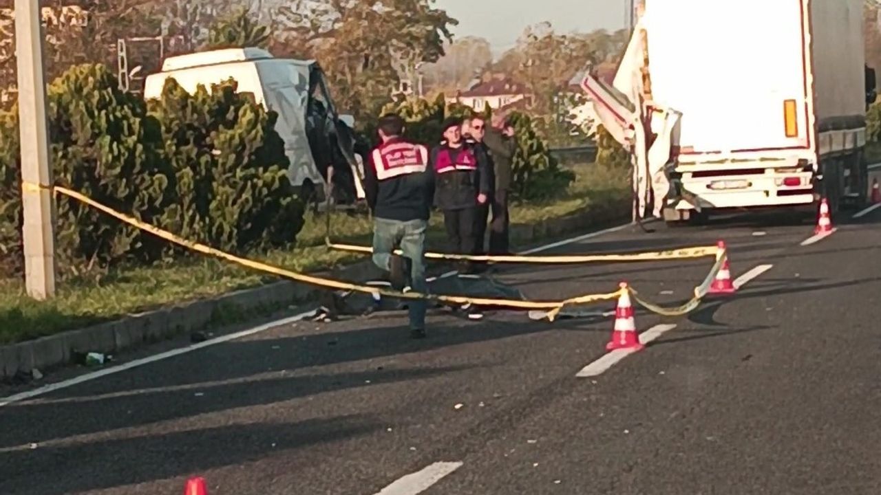 Terme'de minibüs, tır römorkuna çarptı: 1 ölü, 2 yaralı
