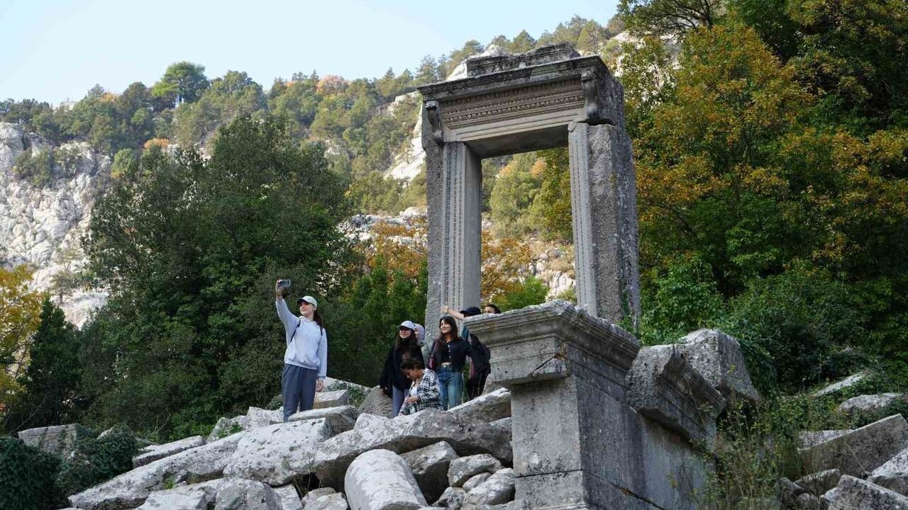 Termessos’ta ilk kazıda dans eden kadınlar kabartmalı mezar ve Antiochis’in anıt mezarı gün yüzüne çıkarıldı