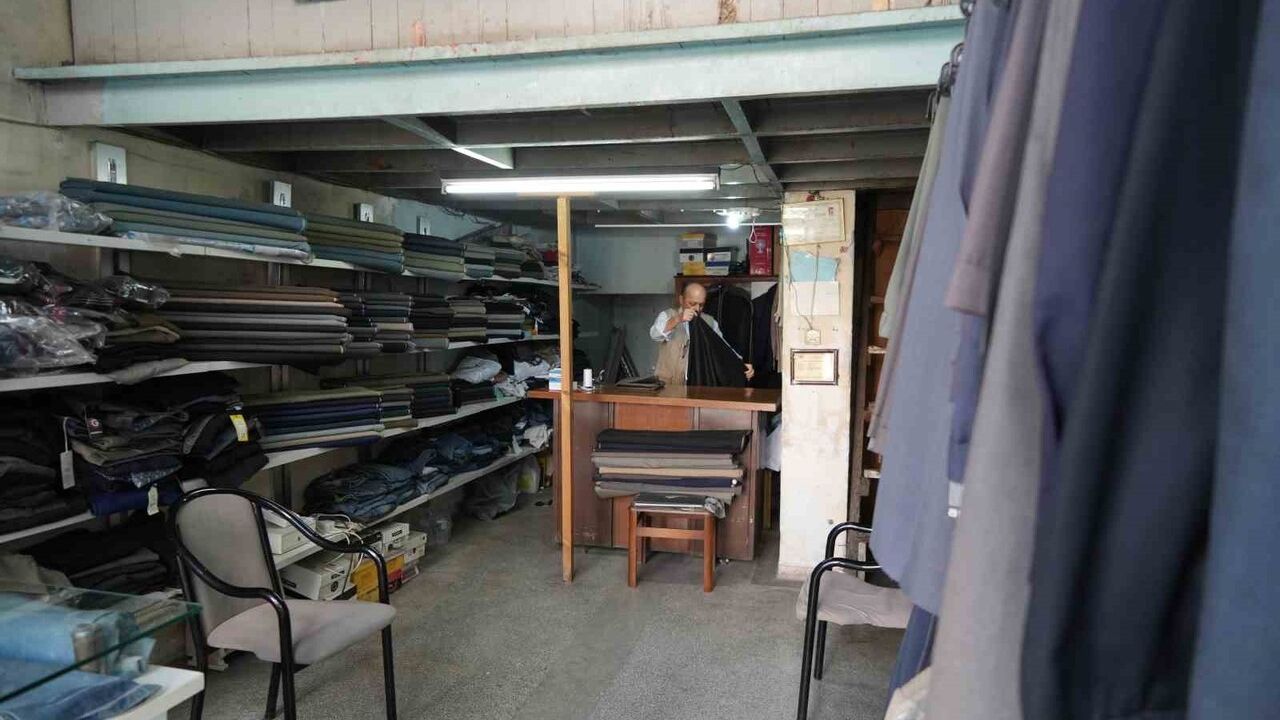 Terziliğin dönüşimi: Zanaattan tadilata — 48 yıllık terzi Bekir Uslucan'ın gözlemleri