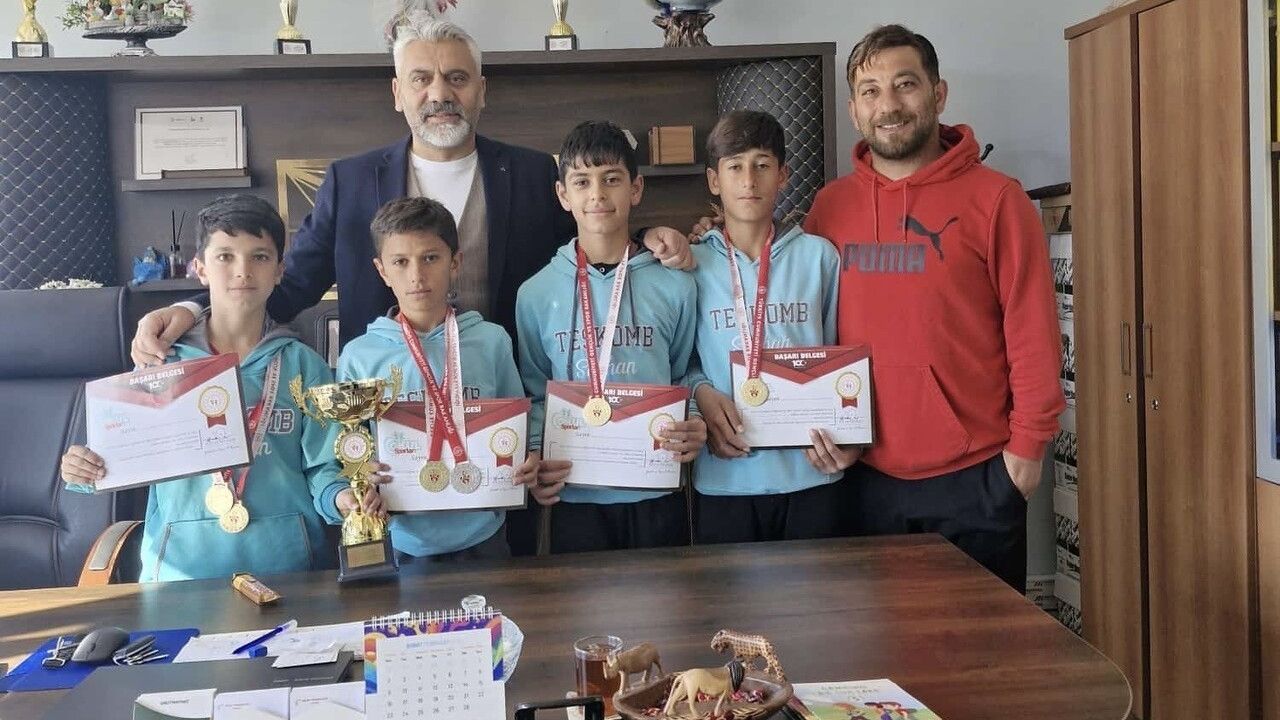 TESKOMB Süphan Ortaokulu, Kros Yıldız Erkekler Takımıyla Van'da İl Birincisi Oldu