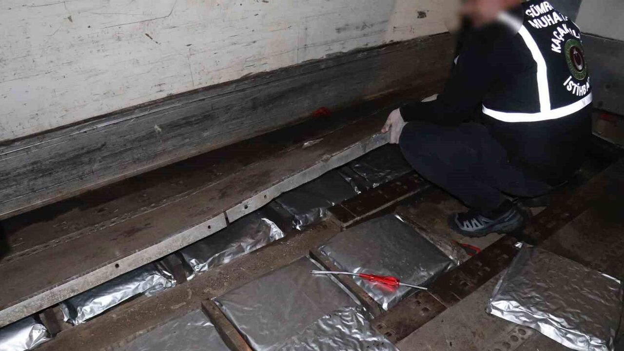 Ticaret Bakanlığı Gümrükler Muhafaza ekipleri, Kasım ayı başında 1 ton 65 kilogram esrar yakaladı