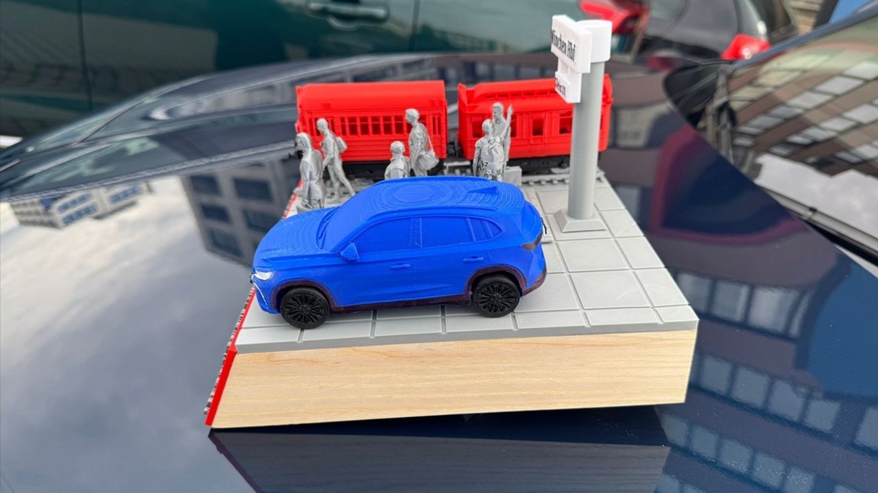 TOGG Almanya’da ilk teslimatlarını Stuttgart’ta gerçekleştirdi — 1961 göçüne atfen duygusal hediye