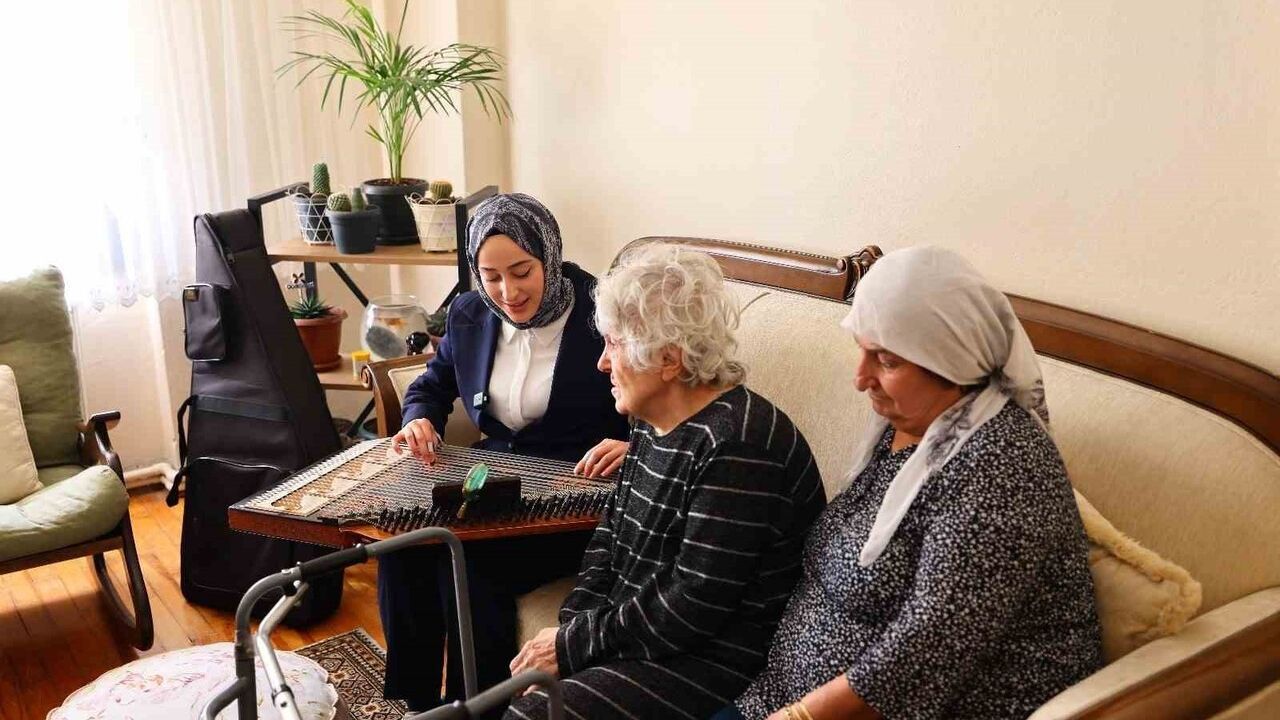 Tokat Belediyesi Evde Bakım ekipleri, yaşlıları evde temizlik ve canlı müzikle ziyaret etti