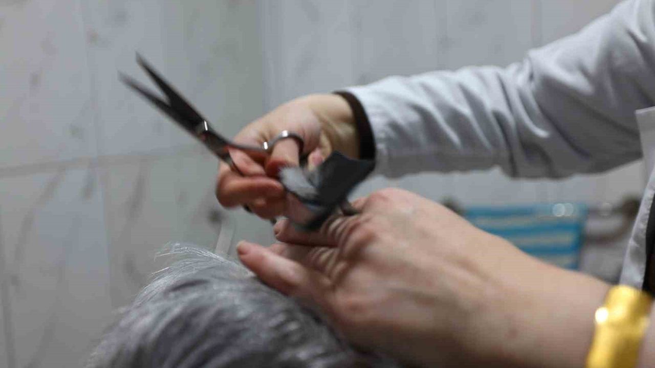 Tokat Belediyesi huzurevindeki yaşlıların saç ve tırnak bakımını gerçekleştirdi