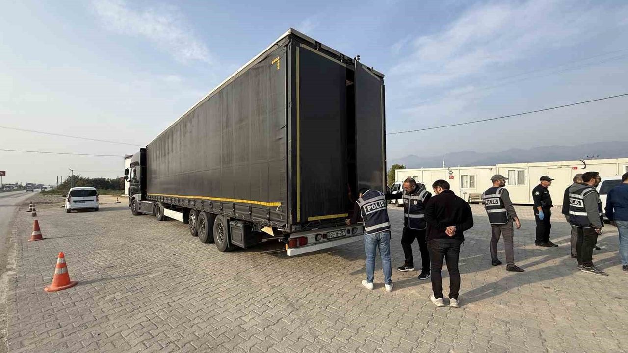 Tokat Erbaa'da Tır Dorsesinde 11 Kaçak Göçmen Yakalandı