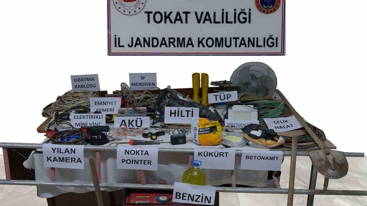 Tokat Reşadiye'de kaçak kazı: 3 şüpheli suçüstü yakalandı, çok sayıda ekipman ele geçirildi