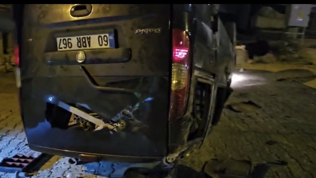 Tokat'ta hafif ticari araç takla attı: 5 kişi yaralandı