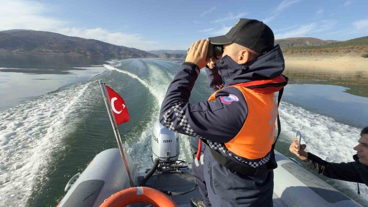 Tokat’ta Jandarma Asayiş Bot Timi Almus Baraj Gölü'nde İç Sularda Güvenliği Sağlıyor
