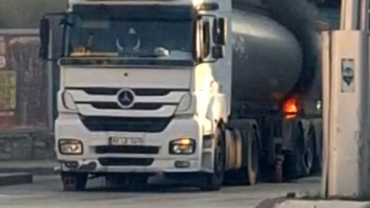 Tokat’ta kimyasal yüklü tırın balataları alev aldı; itfaiye müdahalesiyle daha büyük tehlike önlendi