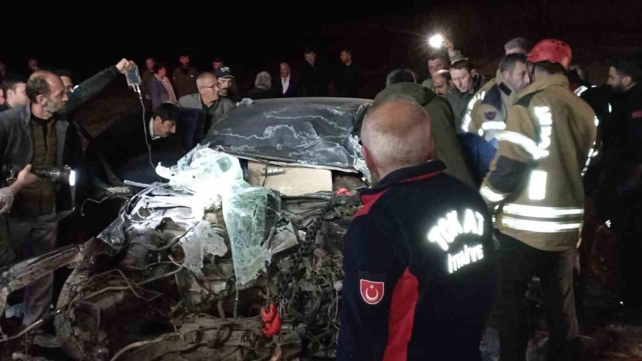 Tokat'ta otomobil tır dorsesine çarptı, sürücü güçlükle kurtarıldı