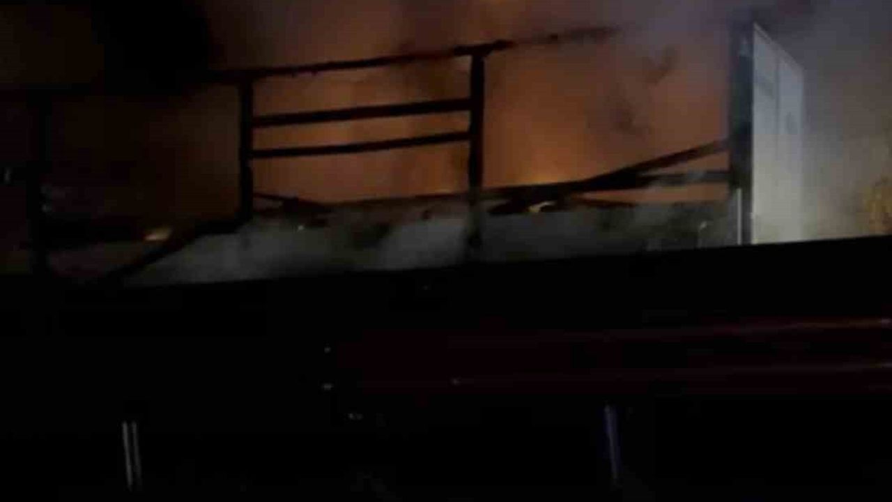 Tokat'ta seyir halindeki tırın lastiği alev aldı, itfaiye müdahale etti