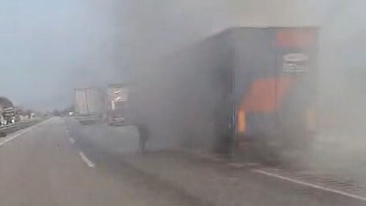 Tokat’ta tırın dorsesinden yükselen duman sürücünün müdahalesiyle büyümeden söndürüldü