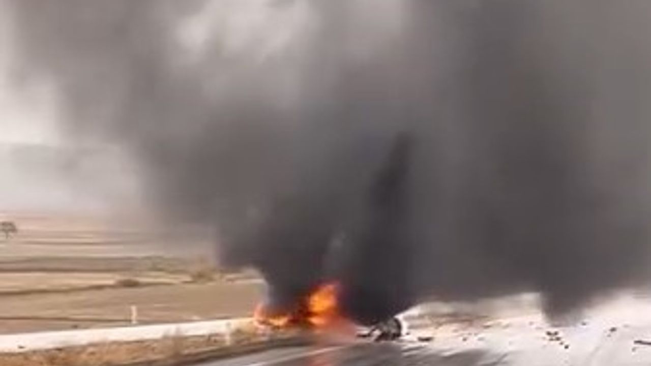 Tokat’ta yağmur nedeniyle kayganlaşan yolda kaza: otomobil alev aldı