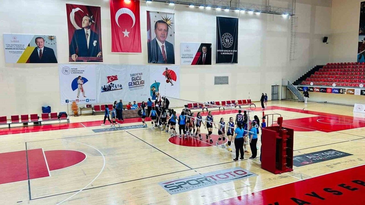 Tomarza Belediyespor Kız Voleybol Takımı Askon Erva Spor Kulübü'nü 3-0 Mağlup Etti