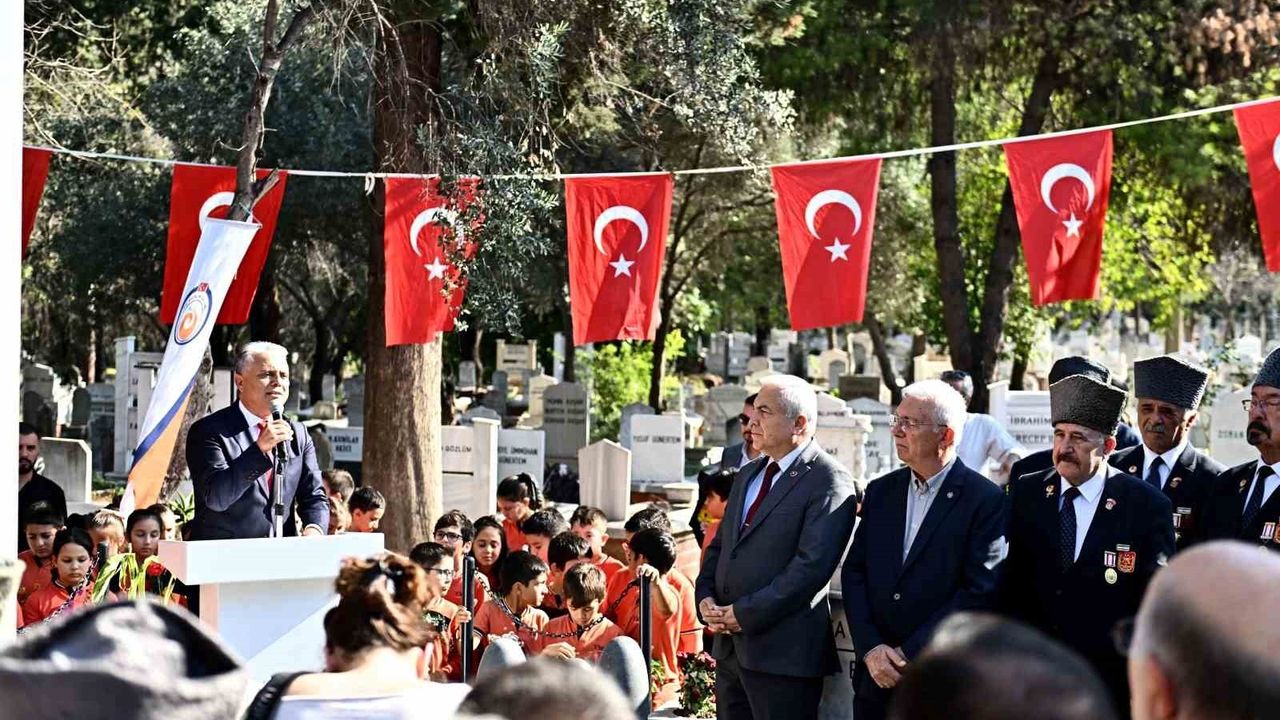 Topçu Yüzbaşı Mustafa Ertuğrul Aker Antalya'da anıt mezarında anıldı