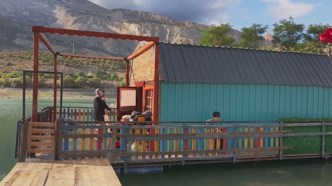 Tortum Gölü'nde Yüzen Ev: Uzundere'nin Yeni Turizm Cazibesi