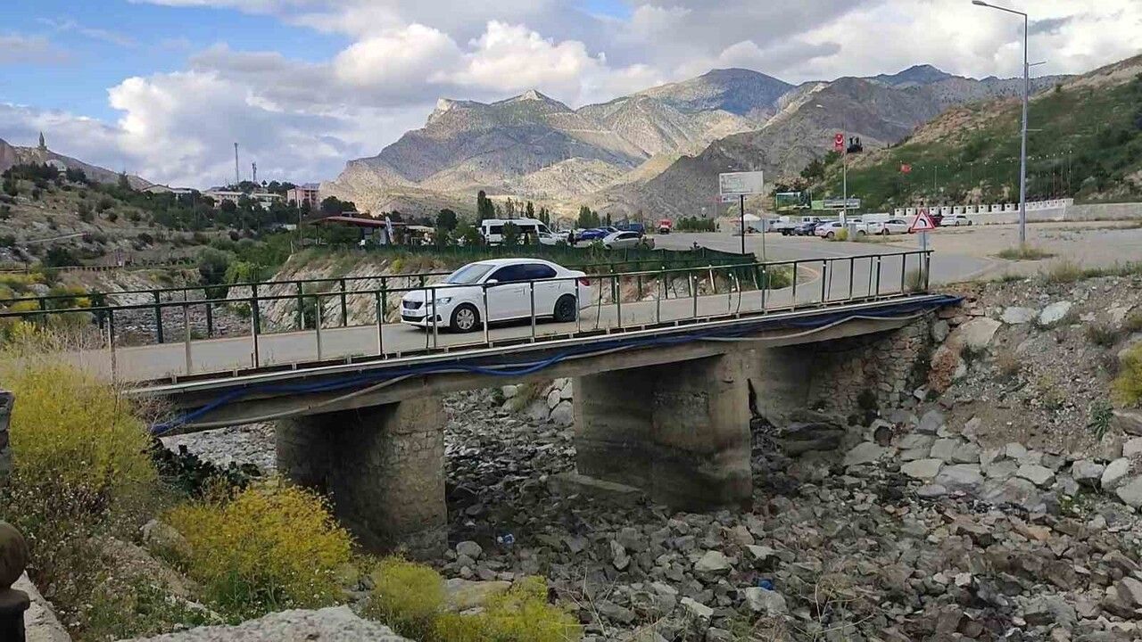 Tortum Şelalesi girişindeki eski köprü yaya ve araç güvenliği riski taşıyor