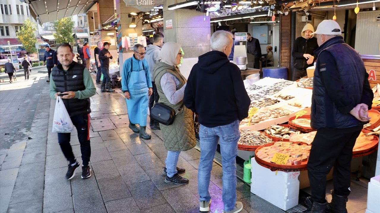 Trabzon'da hamsi bolluğu sürüyor: tezgâhlarda 75 TL'den başlayan fiyatlar
