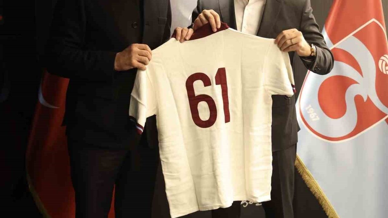 Trabzonspor Başkanı Doğan, TFF Başkanı Hacıosmanoğlu'na 1975-76 şampiyonluk formasını hediye etti