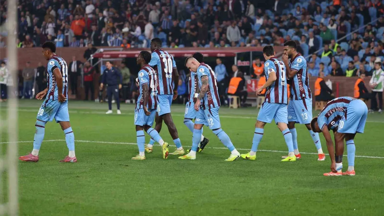 Trendyol Süper Lig 12. Hafta: Trabzonspor 1-0 Corendon Alanyaspor (İlk Yarı)