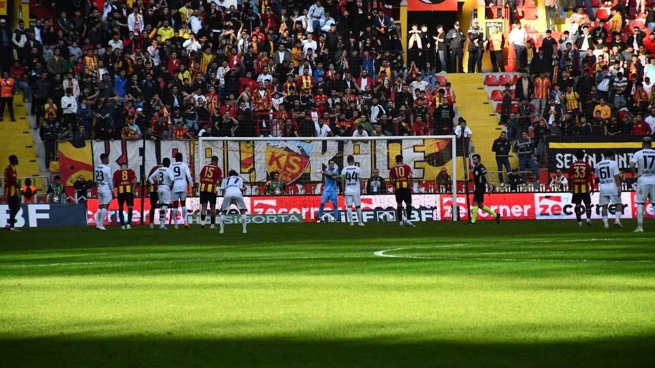 Trendyol Süper Lig 13. hafta: Gaziantep FK, Kayserispor deplasmanında ilk yarıyı 2-0 önde tamamladı