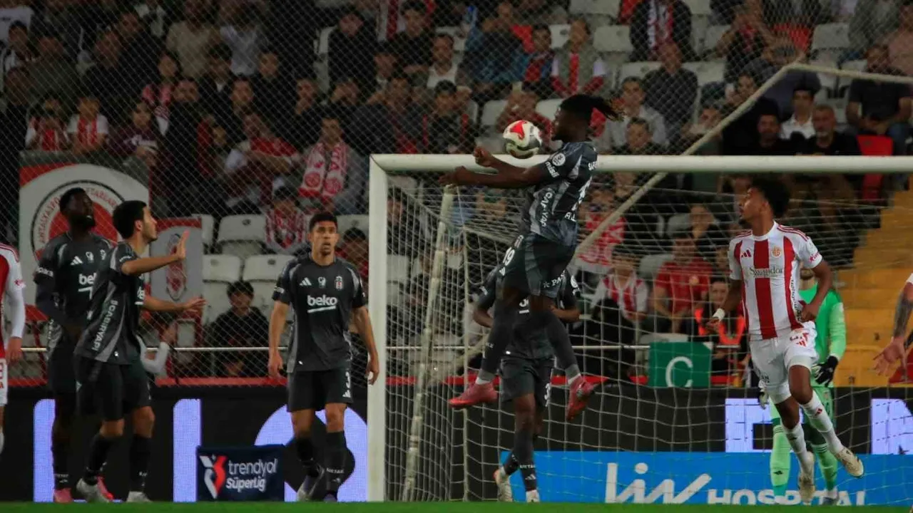 Trendyol Süper Lig: Antalyaspor 0 - Beşiktaş 1 (Maç devam ediyor)