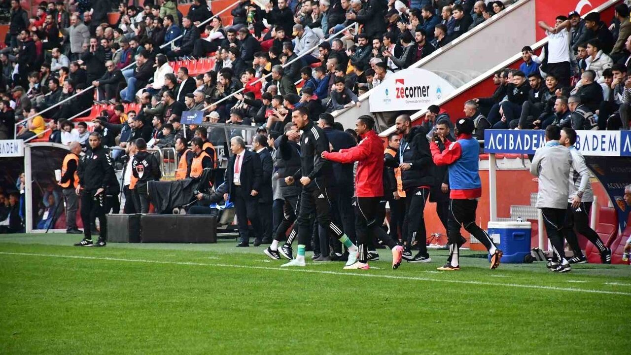 Trendyol Süper Lig: Kayserispor 0-3 Gaziantep FK — Bayo iki gol, Maxim penaltı