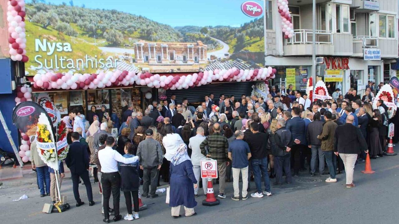 Tuğba Kuruyemiş'in 127. şubesi Efeler'de kadınların eliyle açıldı