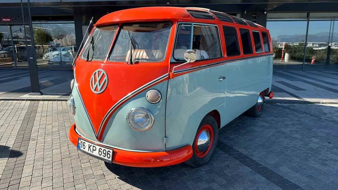 Tuncay Sönmez 40 yıldır Türkiye’de tek olduğu belirtilen 1966 model 21 camlı Volkswagen Samba’ya özenle bakıyor