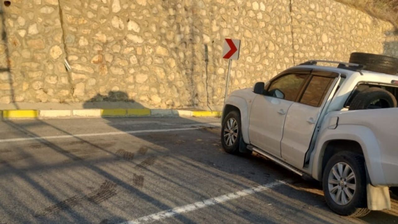 Tunceli'de kamyonet 7 metrelik boşluğa düştü: 3'ü çocuk 4 kişi yaralandı