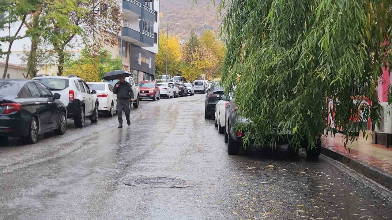 Tunceli'de sağanak yağış: Meteoroloji 13’üncü Bölge Müdürlüğü uyarısı sonrası kent merkezinde etkili oldu