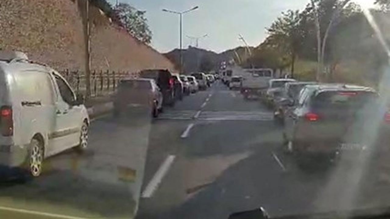 Tunceli'de sürücüler 'fermuar sistemi' uygulayarak ambulansın geçişini sağladı