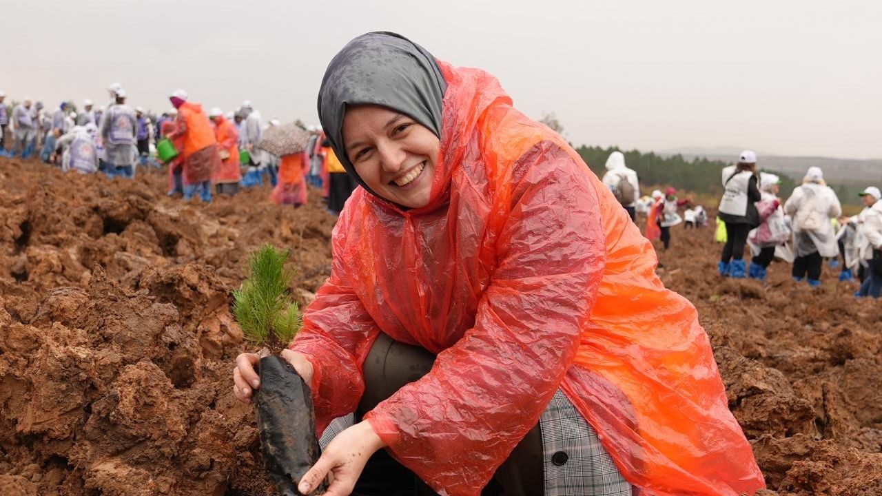 TÜRGEV Gençleri Milli Ağaçlandırma Günü'nde İstanbul Pendik Kurna'da 1111 Fidan Dikti