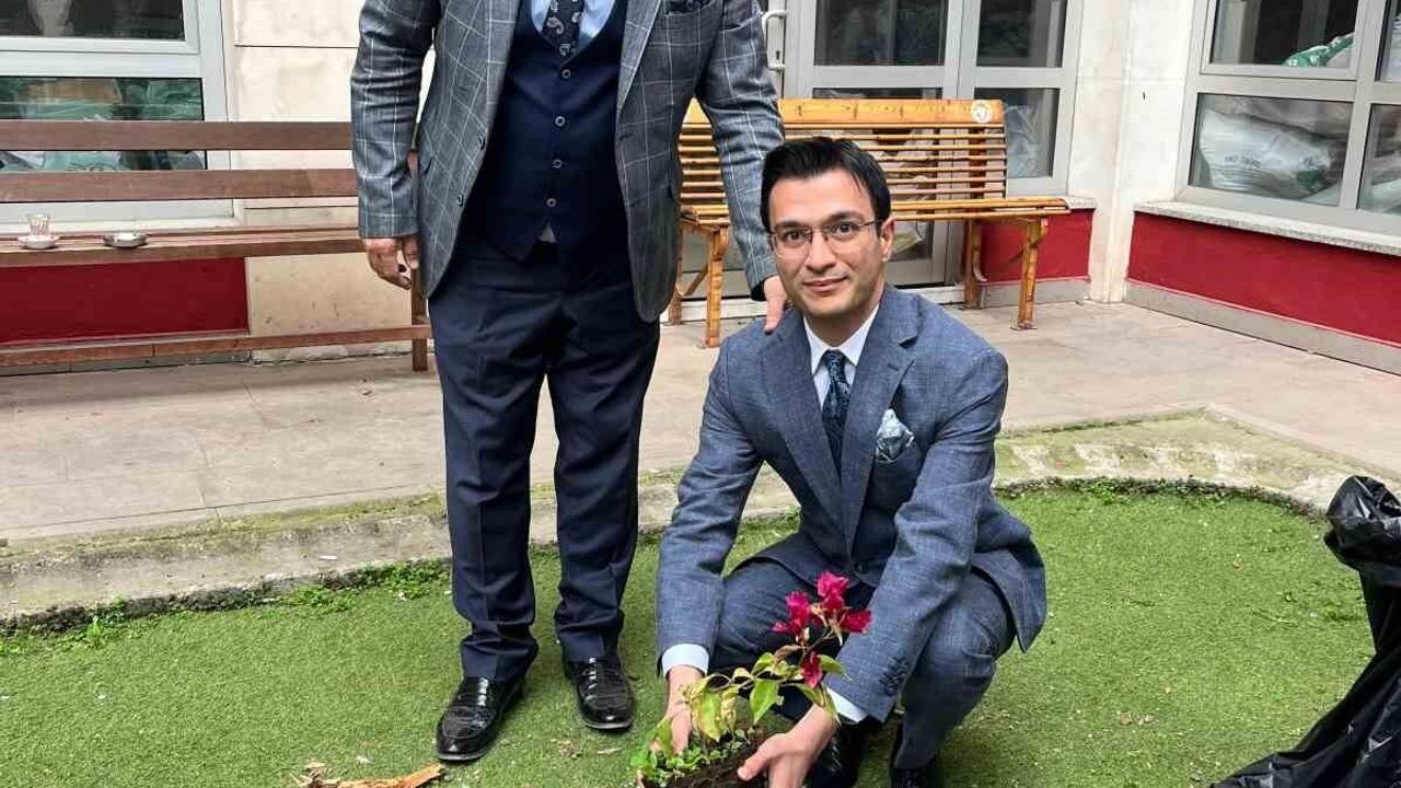 Turgutlu Adliyesi'nde ağaçlandırma: Başsavcı Bahri Yalçınöz ve personel defne ile begonvil dikti