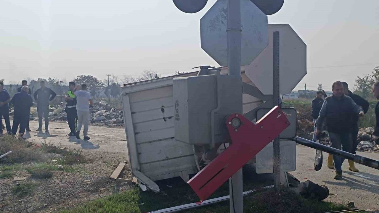 Turgutlu'da hemzemin geçitte trenle kamyonet çarpıştı — kasası koptu, yaralanma yok