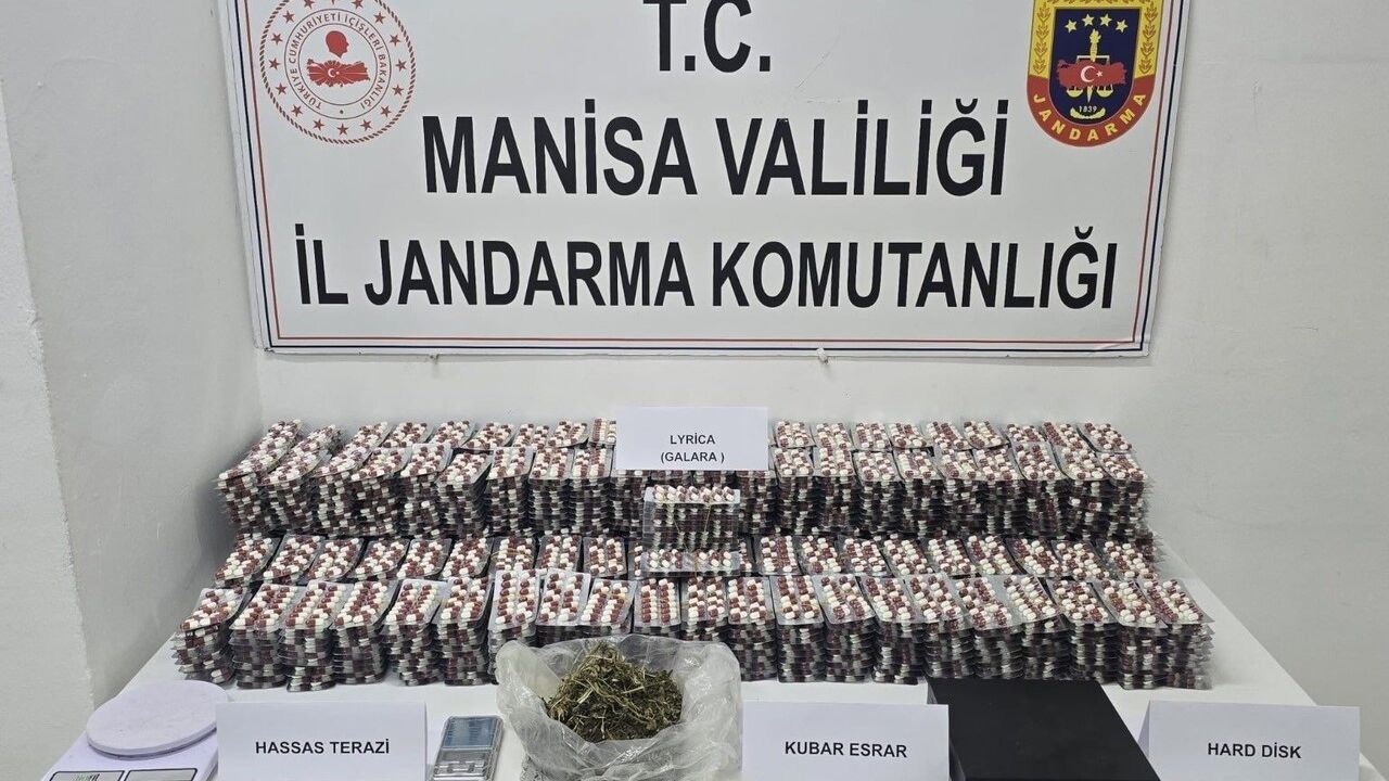 Turgutlu'da jandarmadan operasyon: 18 bin 277 sentetik ecza hap ve 121 gram kubar esrar ele geçirildi